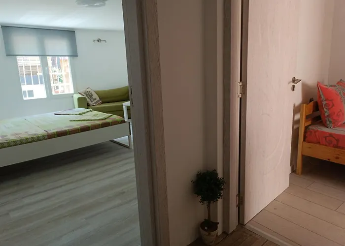 Feriehus Wendy House - - 3brdr - Private Courtyard - 5 Min To Vitosha Blvd Sofia